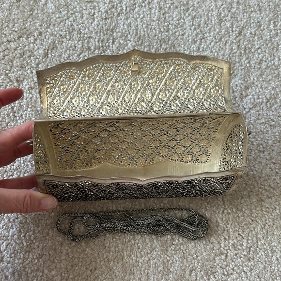 Silver wash covered clutch. Punched metal in a floral pattern. - Picture 7 of 8